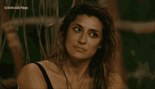 a close up of a woman 's face with the words in diretta dalla palapa below her