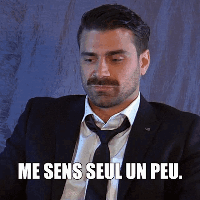 a man in a suit and tie with the words me sens seul un peu