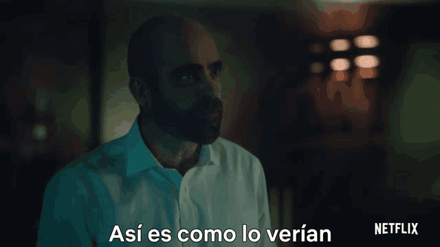 a man in a white shirt says " asi es como lo verian " in spanish