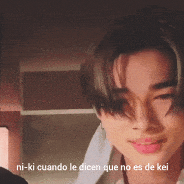 a close up of a person 's face with the words ni-ki cuando le dicen que no es de kei on the bottom