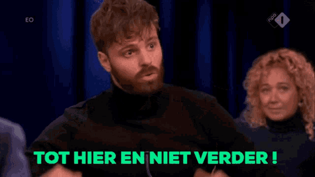 a man making a gesture with the words tot hier en niet verder
