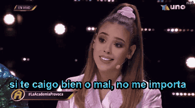a woman with a microphone and the words " si te caigo bien o mal no me importa "