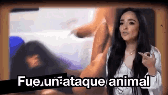 a woman is standing in front of a screen with the words fue un ataque animal on it