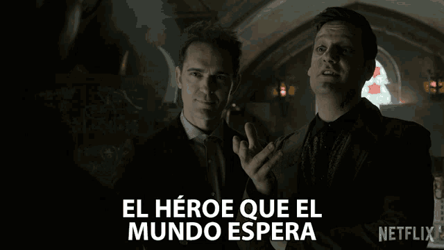 two men standing next to each other with the words el héroe que el mundo espera written on the bottom