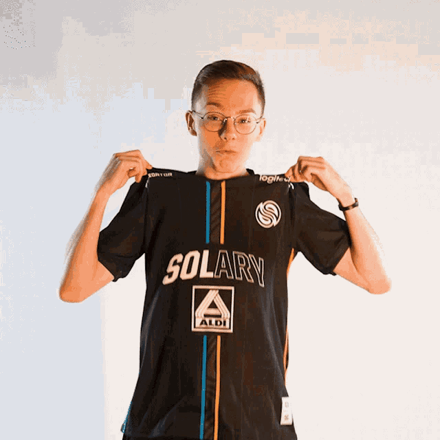 a man wearing a black shirt that says solary