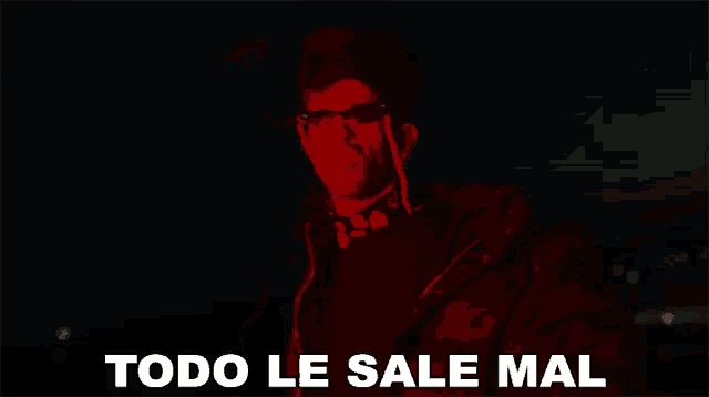 a man wearing sunglasses and a jacket with the words todo le sale mal on the bottom
