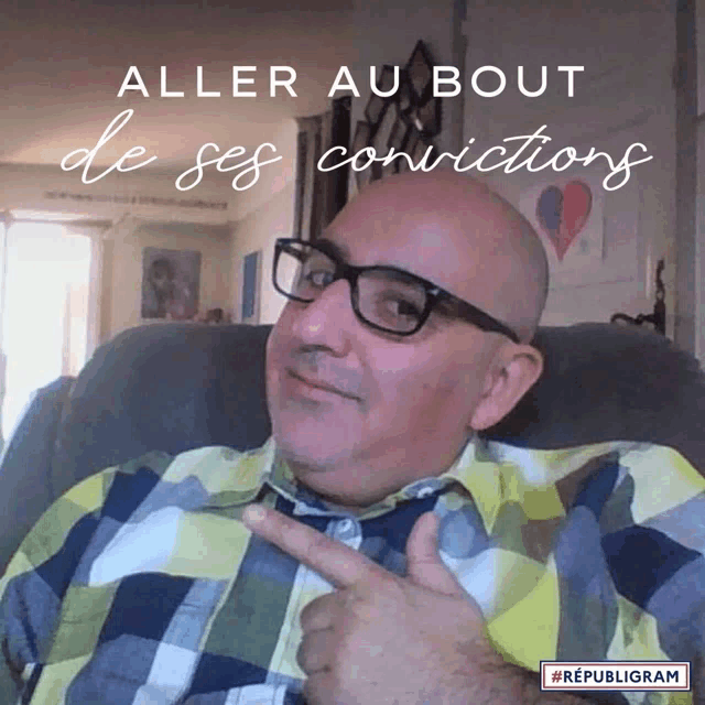 a man wearing glasses and a plaid shirt points to his chest with the words aller au bout de ses convictions below him