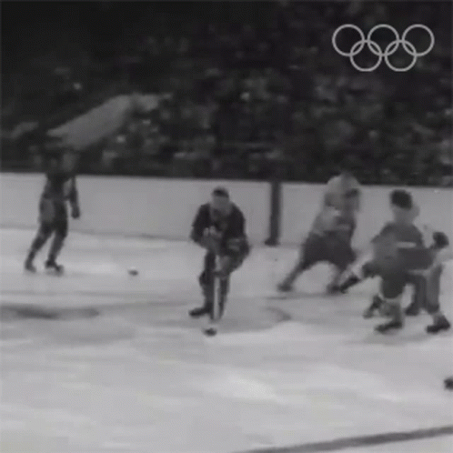 You Cant Reach Me Ice Hockey GIF - You Cant Reach Me Ice Hockey Olympics GIFs
