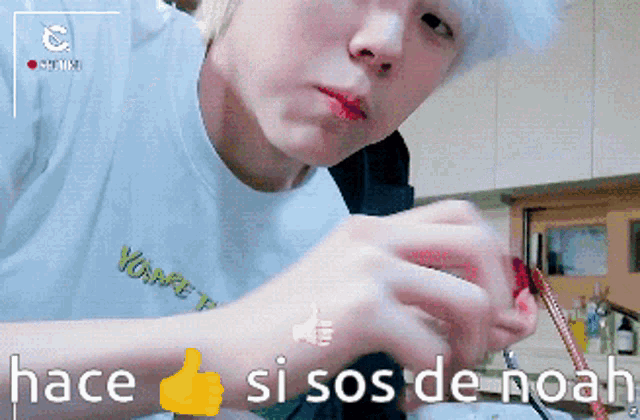 a young man giving a thumbs up with the words " hace si sos de noah " below him