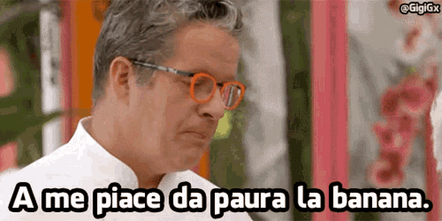 a man wearing glasses and a white shirt says a me piace da paura la banana