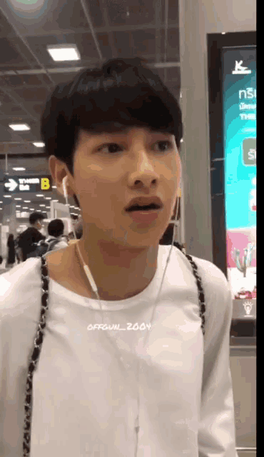 a man wearing a white shirt that says official zoom on it