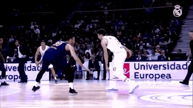 a basketball game is being played at universidad europea