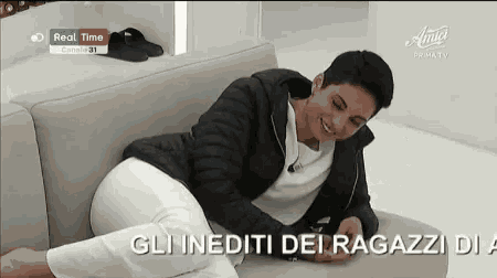 a woman laying on a couch with the words gli inediti dei ragazzi di a written below her