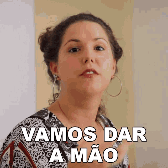 a woman with hoop earrings says vamos dar a mano