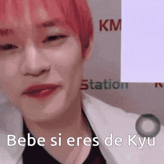 a close up of a person with red hair and the words bebe si eres de kyu