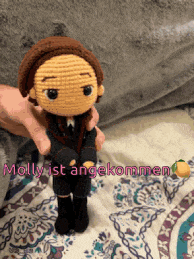 molly ist angekommen is written on a doll