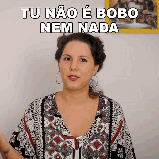 a woman says tu nao e bobo nem nada in front of a yellow frame