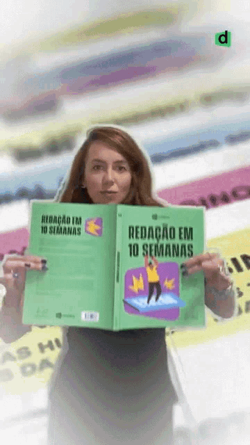 a woman holding a book that says redacao em 10 semanas