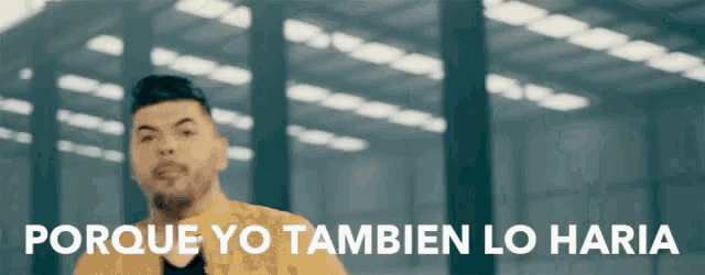 a man in a yellow jacket with the words porque yo tambien lo haria below him