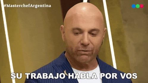a bald man in a suit says su trabajo habla por vos in spanish