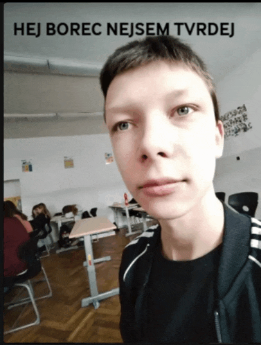a picture of a boy in a classroom with the words hej borec nejsem tvrdej above him