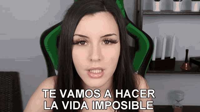 a woman sitting in a green chair says te vamos a hacer la vida impossible