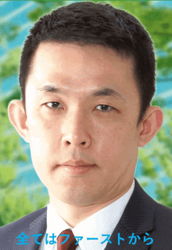 a close up of a man 's face with a blue border that says " 全て は ファースト から "
