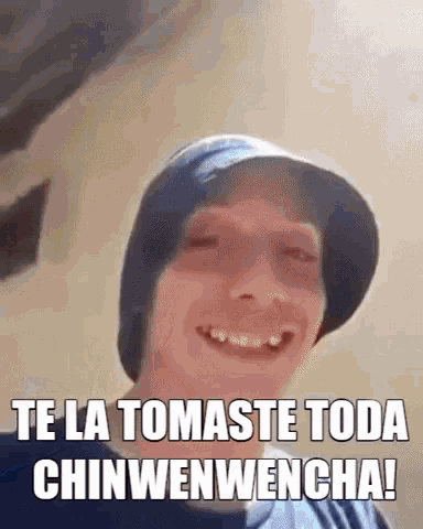 a young man wearing a hat and smiling with the words te la tomaste toda chinwenwencha