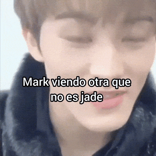 a close up of a person 's face with the words mark viendo otra que no es jade on it