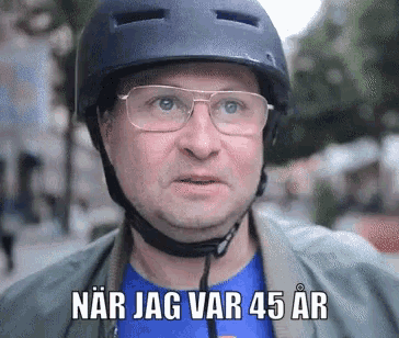 a man wearing a helmet and glasses says " när jag var 45 ar " on the bottom