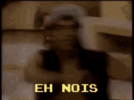 a man is standing in front of a sign that says eh noi .