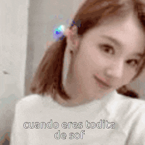 a close up of a woman 's face with the words cuando eres todita de sof written above her