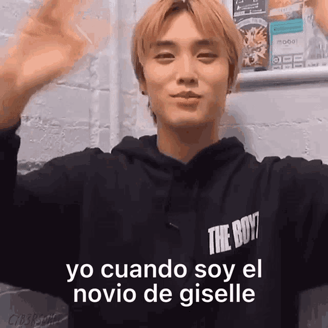 a young man wearing a black hoodie with the words yo cuando soy el novio de giselle written on it