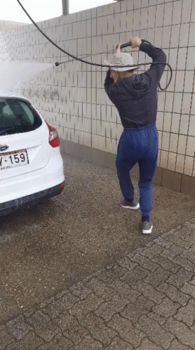 Guy Washing His Car GIF - Guy Washing His Car Autokommando GIFs