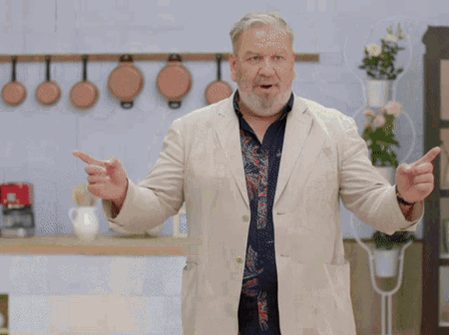 a man in a tan suit says bakkers houd u klaar