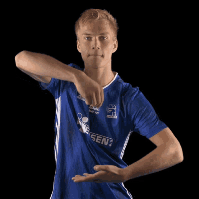 a man wearing a blue shirt that says ' sen ' on it