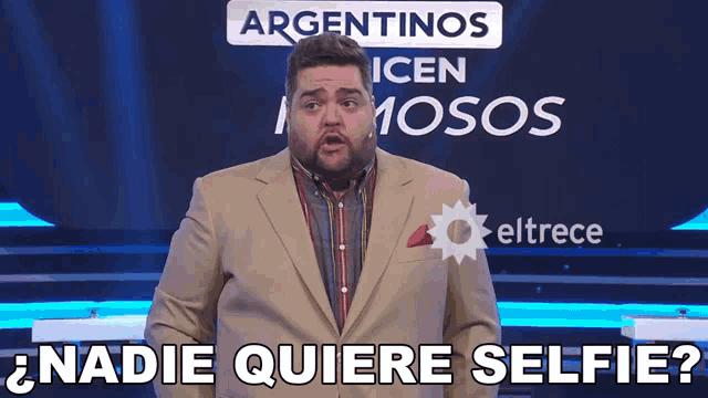 a man in a suit stands in front of a sign that says " argentinas "
