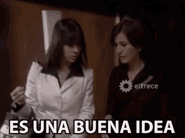 two women standing next to each other with the words " es una buena idea " written in black