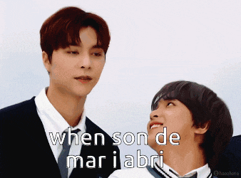 two young men standing next to each other with the words " when son de mar i abri " written in white