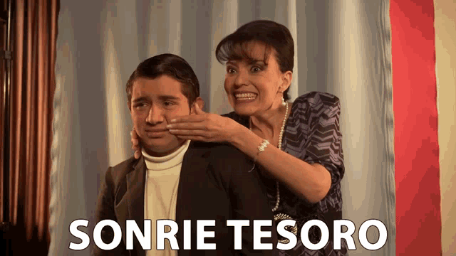 a woman covering a man 's mouth with her hand and the words sonrie tesoro below it