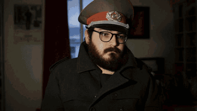a man with a beard wearing a hat and glasses says parece que c ' est rigolo