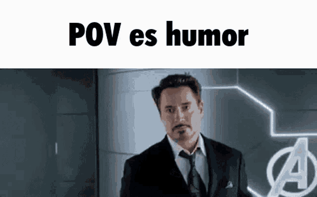 a man in a suit and tie is standing in front of a sign that says ' pov es humor ' .
