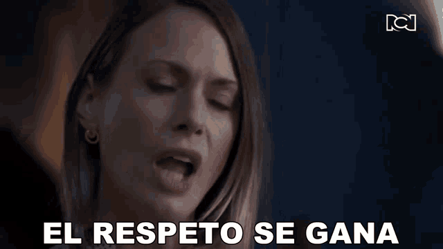 a woman in a dark room with the words el respecto se gana above her
