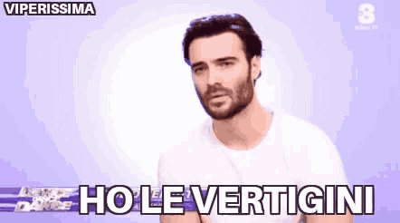 a man with a beard is standing in front of a purple background and says mi viene la nausea .