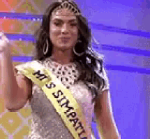 a woman wearing a sash that says ' mi simpatia ' on it