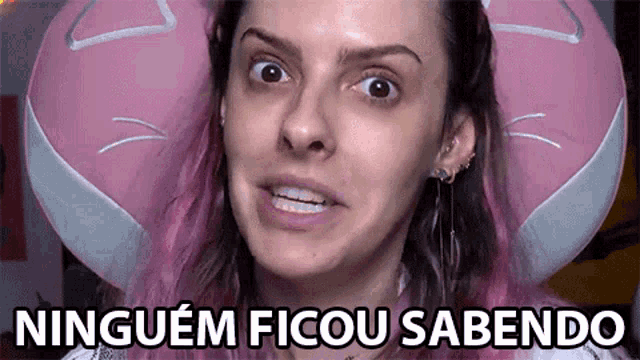 a woman with pink hair is making a funny face with the words ninguem ficou sabendo above her head