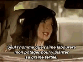 a woman is sitting in a car with a caption in french