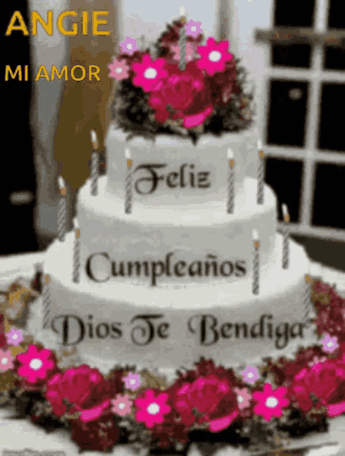 a birthday cake that says feliz cumpleanos on it