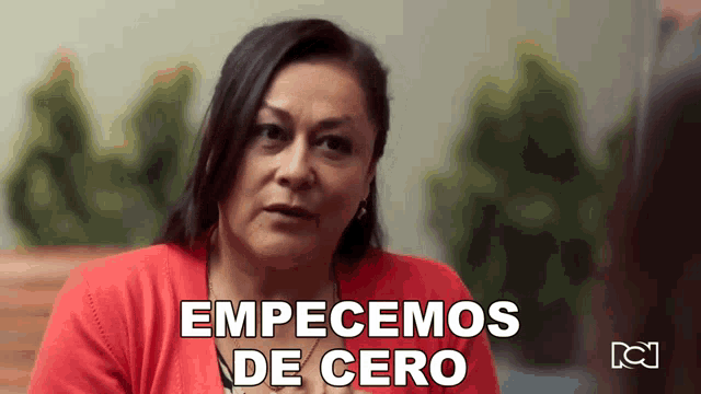 a woman in a red shirt says empecemos de cero in white letters