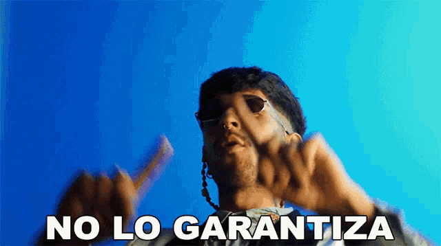 a man is making a gesture with his hands and the words no lo garantiza are above him